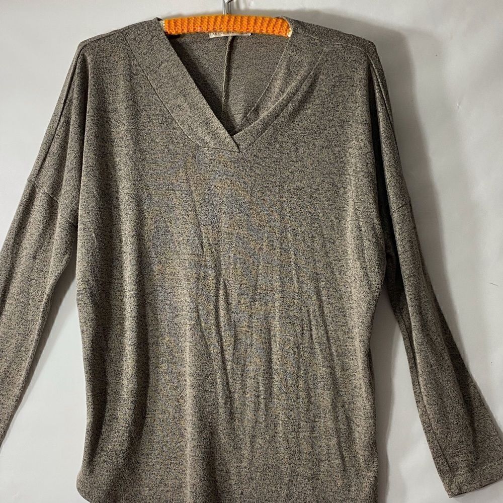 Long Sleeve Lightweight 75% Rayon Sweater Size Medium